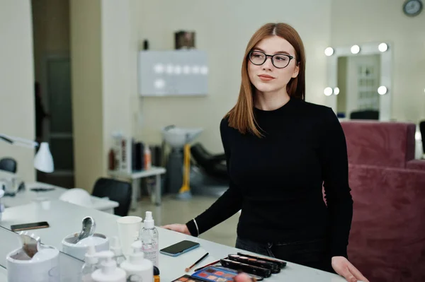 Maquillaje de trabajo de artista en su salón de estudio de belleza visage. Mujer pro — Foto de Stock