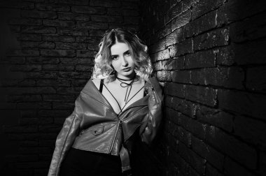 Bri karşı kırmızı deri ceketli sarışın kız portresi stüdyo