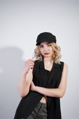 Stüdyo portre sarışın kız siyah giymek ve kap WHI karşı