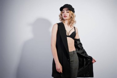 Stüdyo portre sarışın kız siyah giymek ve kap WHI karşı