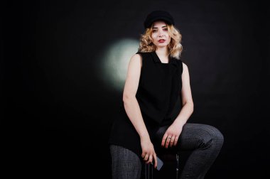 Stüdyo portre sarışın kız siyah giymek ve cep kapaklı