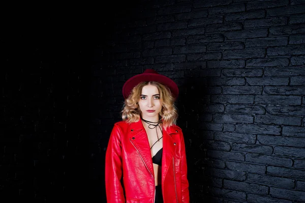 Estudio retrato de chica rubia en sombrero rojo y chaqueta de cuero aga —  Fotos de Stock