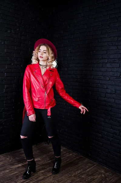 Estudio retrato de chica rubia en sombrero rojo y chaqueta de cuero aga — Foto de Stock