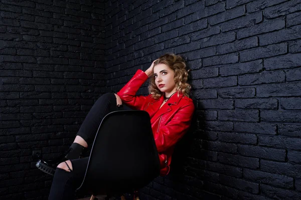 Estúdio retrato de menina loira em jaqueta de couro vermelho posado na ch — Fotografia de Stock