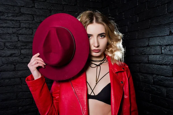 Estudio retrato de chica rubia en sombrero rojo y chaqueta de cuero aga — Foto de Stock