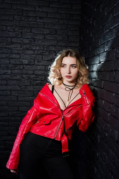 Bri に対して赤い革のジャケットでブロンドの女の子のスタジオ ポートレート — ストック写真