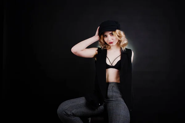 Portrait studio de fille blonde en tenue noire, soutien-gorge et casquette à nouveau — Photo