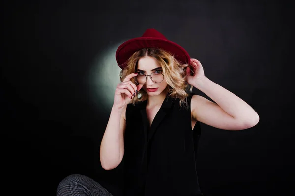 Retrato de estudio de chica rubia en ropa negra, sombrero rojo y glasse — Foto de Stock