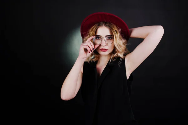 Szőke lány fekete kopás, piros kalap és glasse stúdió-portré — Stock Fotó