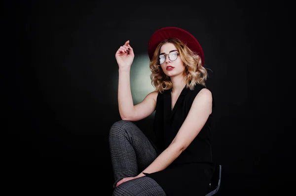 黒のウェア、赤い帽子と・ グラッセでブロンドの女の子のスタジオ ポートレート — ストック写真