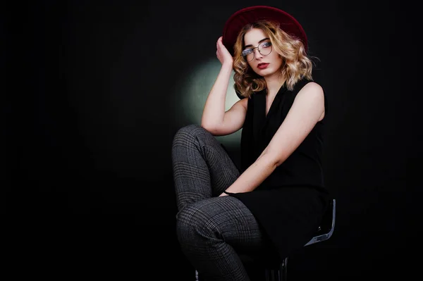 Studio portret van blond meisje in de zwarte slijtage, red hat en glasplaten — Stockfoto