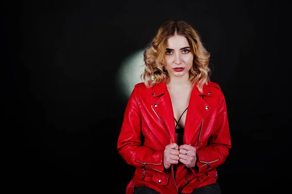 Estudio retrato de chica rubia en chaqueta de cuero rojo contra bla — Foto de Stock