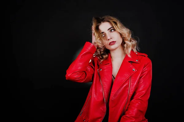 Estudio retrato de chica rubia en chaqueta de cuero rojo contra bla — Foto de Stock