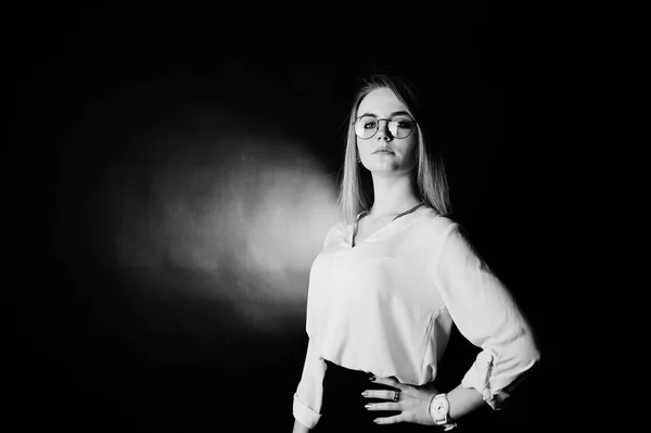 Portrait studio de femme d'affaires blonde en lunettes, chemisier blanc — Photo