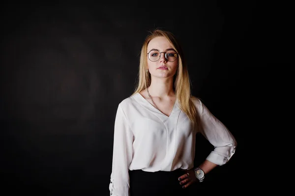 Studio portret Blondynka interesu w okulary, biała bluzka — Zdjęcie stockowe