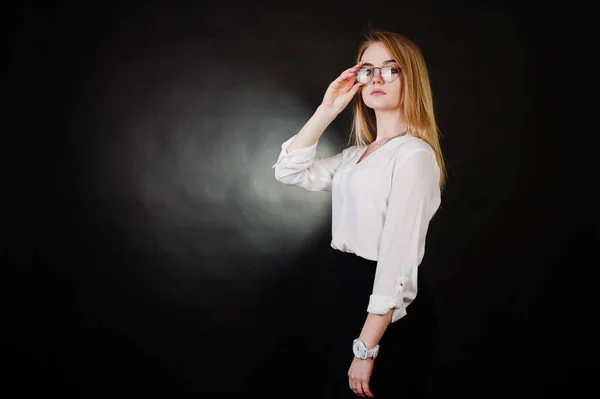 안경, 흰 블라우스에 금발 사업가의 스튜디오 초상화 — 스톡 사진