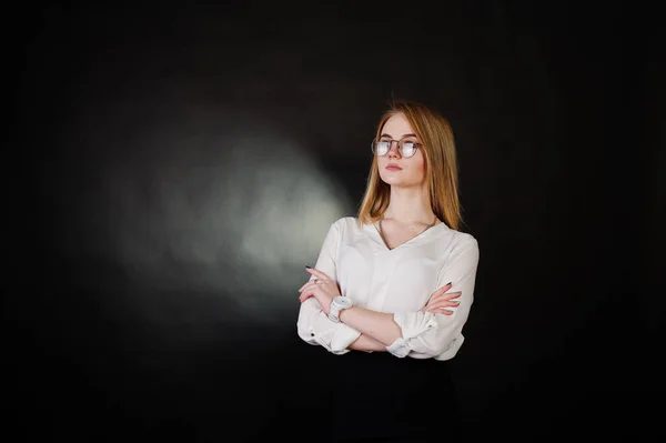 Студийный портрет блондинки в очках, белая блузка — стоковое фото