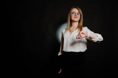 Stüdyo portre sarışın işkadını gözlük, beyaz bluz