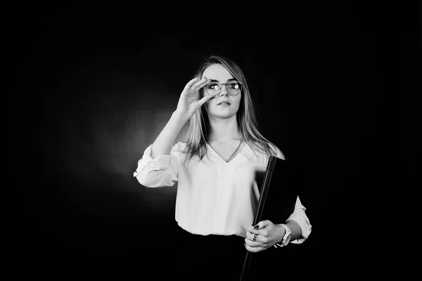 Estúdio retrato de mulher de negócios loira em óculos, blusa branca — Fotografia de Stock