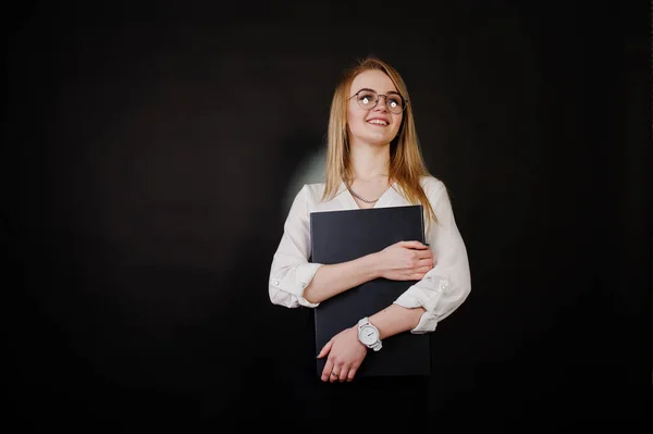 Studio portret Blondynka interesu w okulary, biała bluzka — Zdjęcie stockowe