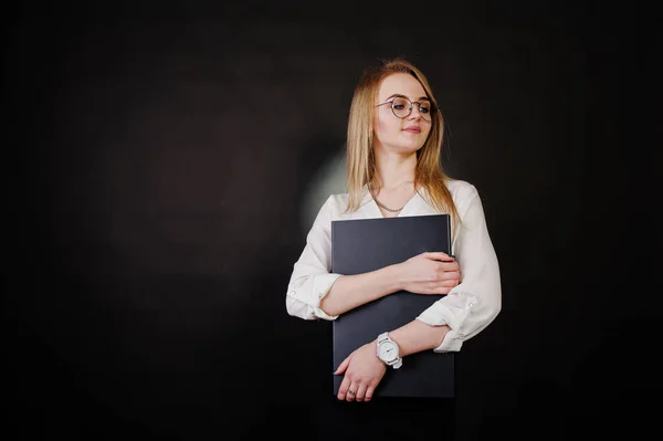 Estudio retrato de mujer de negocios rubia en gafas, blusa blanca —  Fotos de Stock