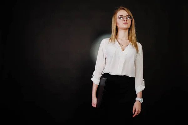 Студійний портрет блондинки-бізнесу в окулярах, біла блузка — стокове фото