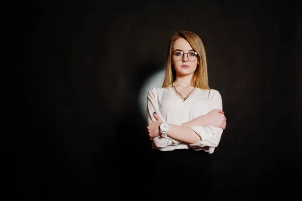 Студийный портрет блондинки в очках, белая блузка — стоковое фото