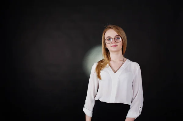 Studio portret Blondynka interesu w okulary, biała bluzka — Zdjęcie stockowe