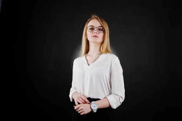 Studio portret Blondynka interesu w okulary, biała bluzka — Zdjęcie stockowe