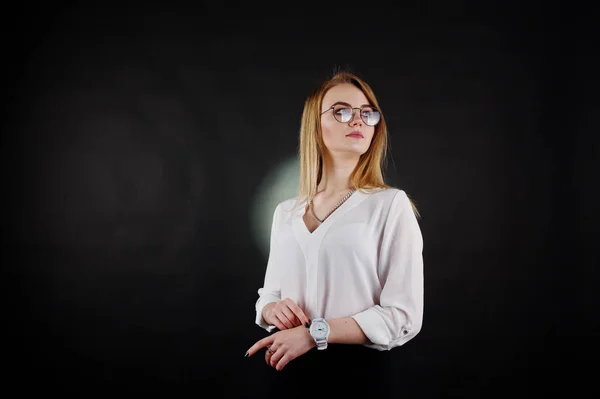 Portrait studio de femme d'affaires blonde en lunettes, chemisier blanc — Photo