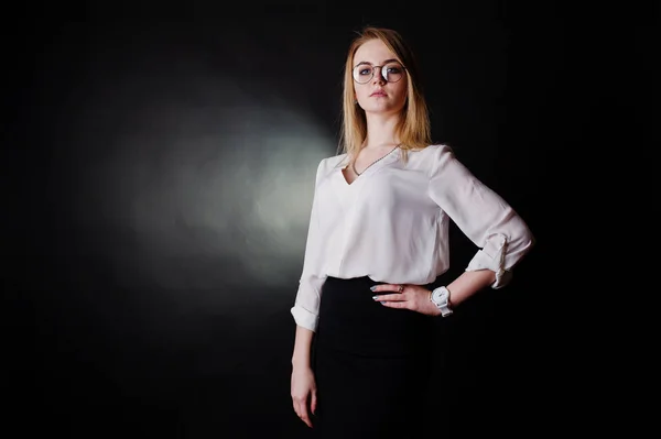 Studio portret Blondynka interesu w okulary, biała bluzka — Zdjęcie stockowe