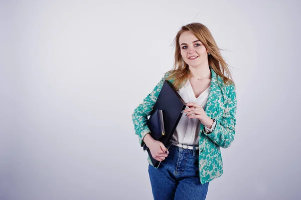 Chica rubia con estilo en chaqueta y jeans con diario de cuaderno y — Foto de Stock