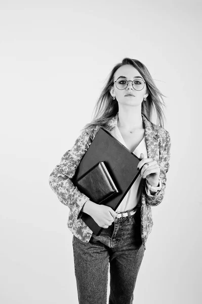 Chica rubia con estilo en chaqueta y jeans en gafas con cuaderno —  Fotos de Stock