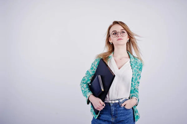 Menina loira elegante em casaco e jeans em óculos com notebook — Fotografia de Stock