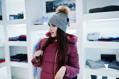 Esmer güzel kız giyim mağaza boutique adlı kırmızı kazanmak içinde