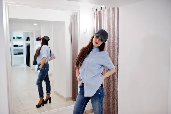 Brunette prachtig meisje in de kleding winkel boetiek op casual — Stockfoto