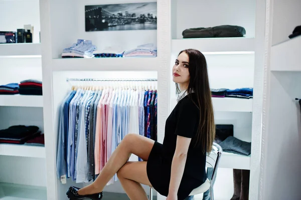 Gorgeous brunetka w sklepie odzieżowym w czarnej d — Zdjęcie stockowe