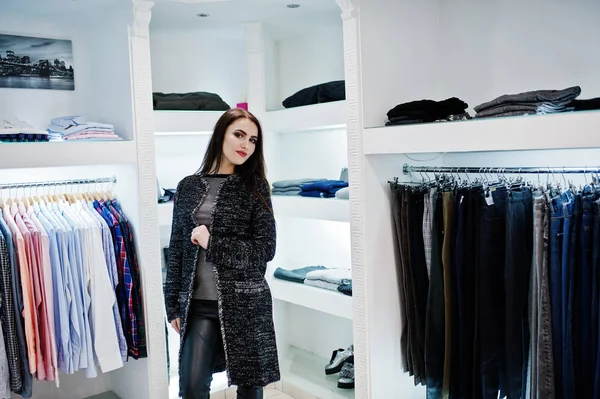 Brunette gorgeous girl in the clothing store boutique at casual — Stock Photo, Image