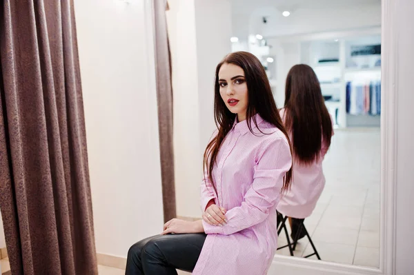 Brunette magnifique fille dans la boutique de vêtements à casual — Photo