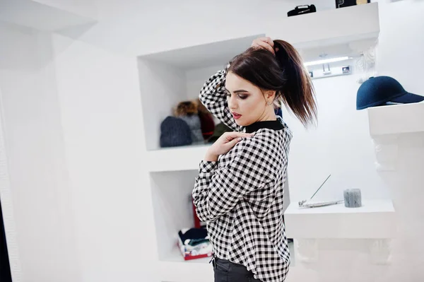 Brunette prachtig meisje in de kleding winkel boetiek op casual — Stockfoto