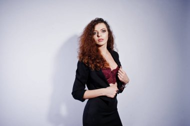 Esmer kıvırcık saçlı kız siyah ofiste ceket etek,