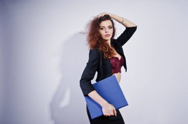 Esmer kıvırcık saçlı kız siyah ofiste ceket etek,