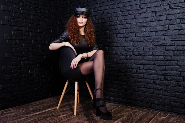 Brunette gekrulde haired lange benen meisje in zwart leer jurk en — Stockfoto
