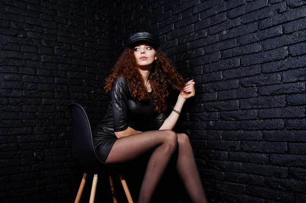 Brunette gekrulde haired lange benen meisje in zwart leer jurk en — Stockfoto