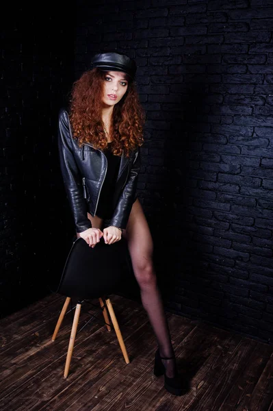 Brunette gekrulde haired lange benen meisje in zwart lederen jas wit — Stockfoto