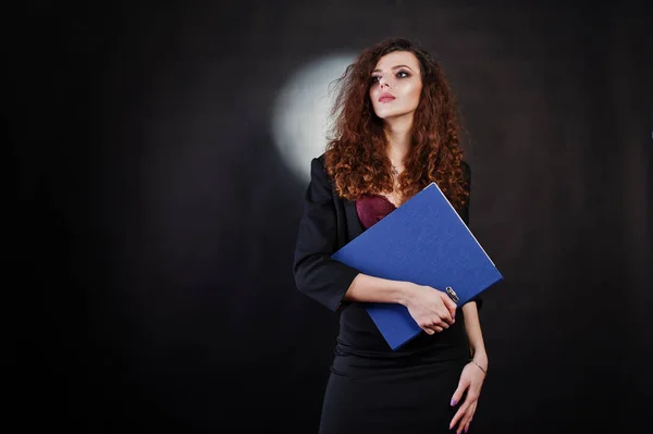 Брюнетка кудрявая девушка в черной куртке офиса с юбкой, на — стоковое фото