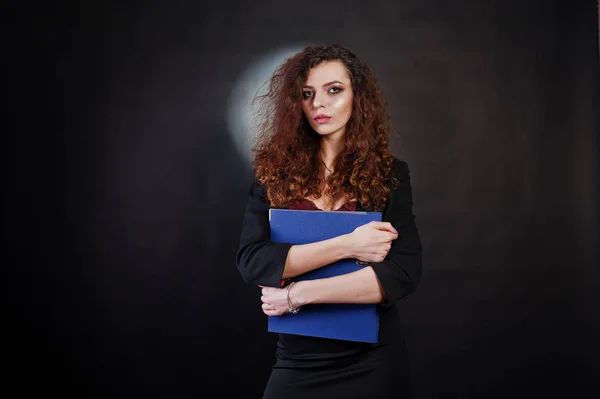 Kudrnaté vlasy brunetka v černém kanceláři sako se sukní, na — Stock fotografie