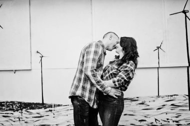 Birlikte şık çift aşık kareli gömlek giymek.