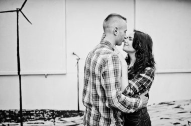 Birlikte şık çift aşık kareli gömlek giymek.