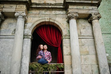 Birlikte şık çift aşık kareli gömlek giymek.